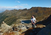 44 Sul sentiero che scende al Lago di Publino